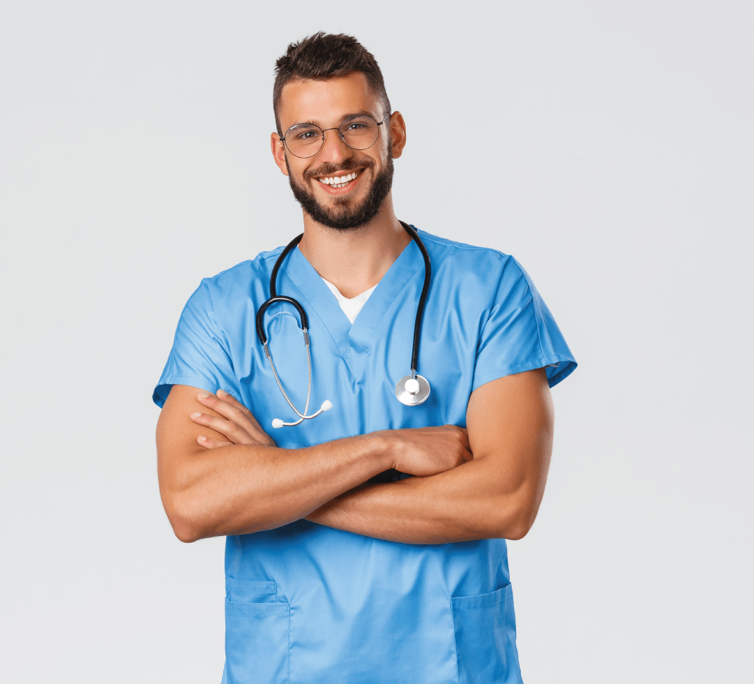 Profissional da saúde com uniforme azul e estetoscópio sorri com os braços cruzados em frente a um fundo cinza claro.