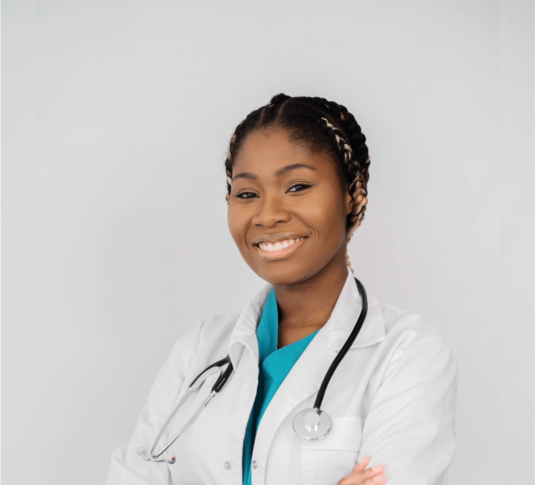 médica com jalecos e equipamentos sorrindo