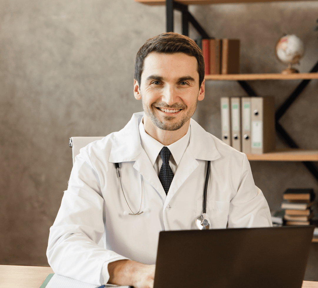 médico em mesa sorrindo em escritorio