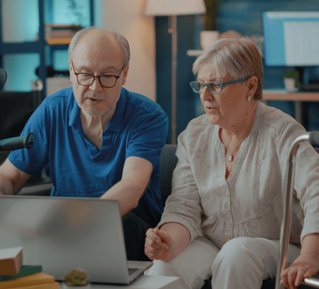 casal de idosos confusos olhando para um notebook