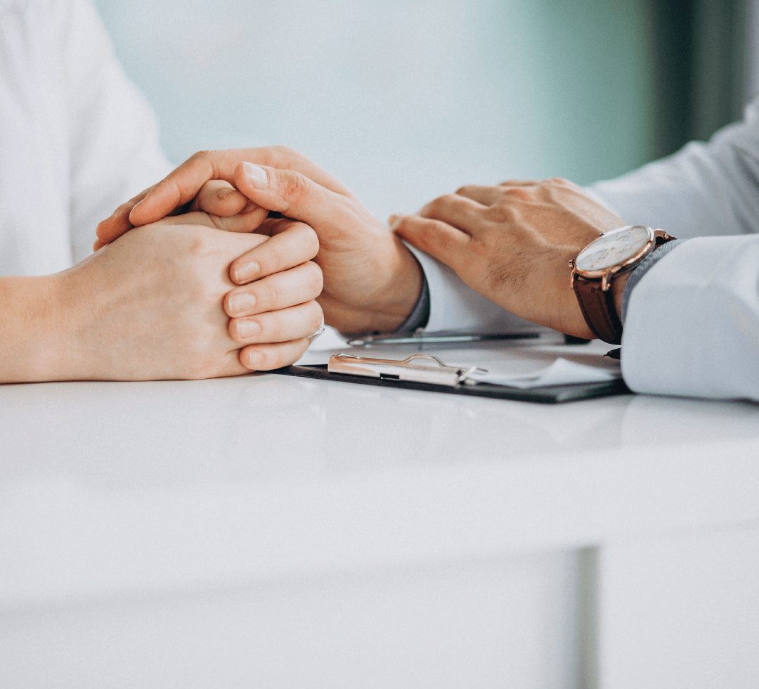 mãos de médico e paciente mostrando apoio