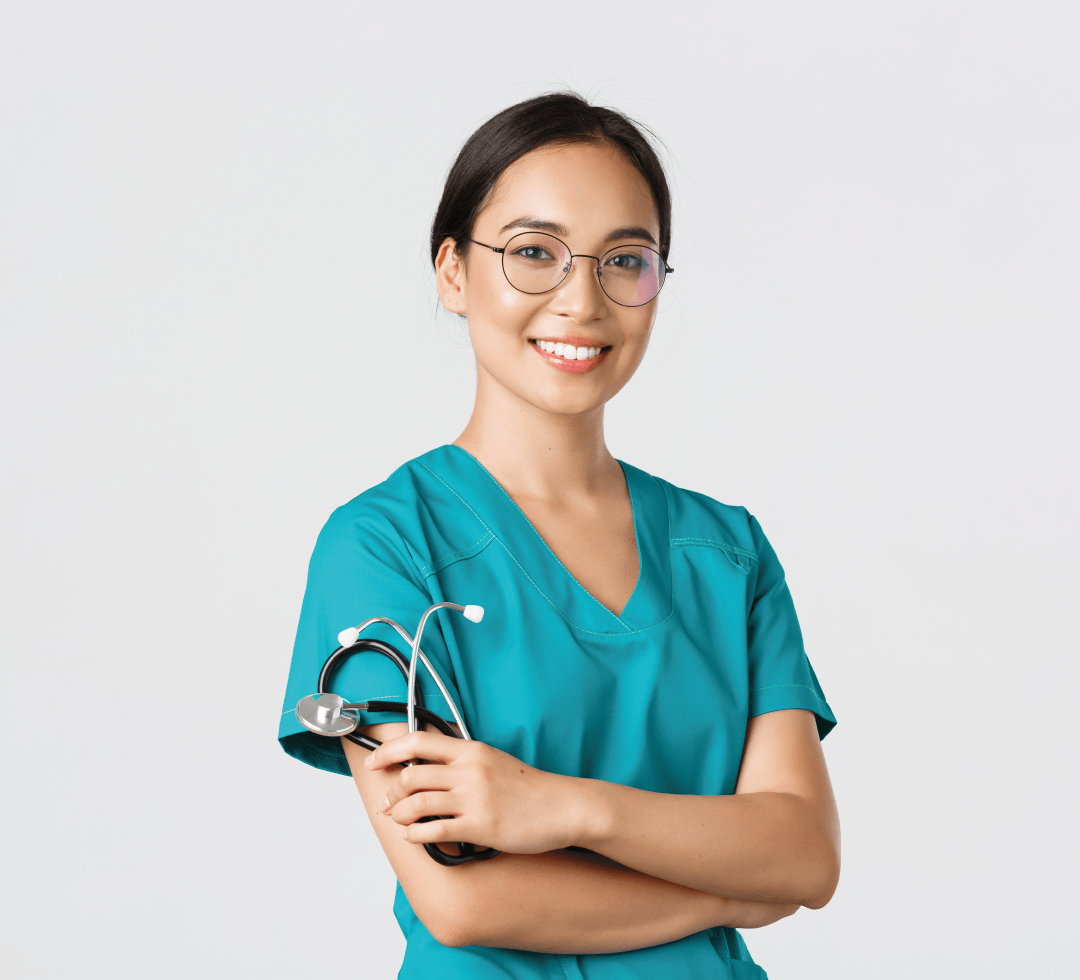 Medico com estetoscópio e jaleco sorrindo com os braços cruzados