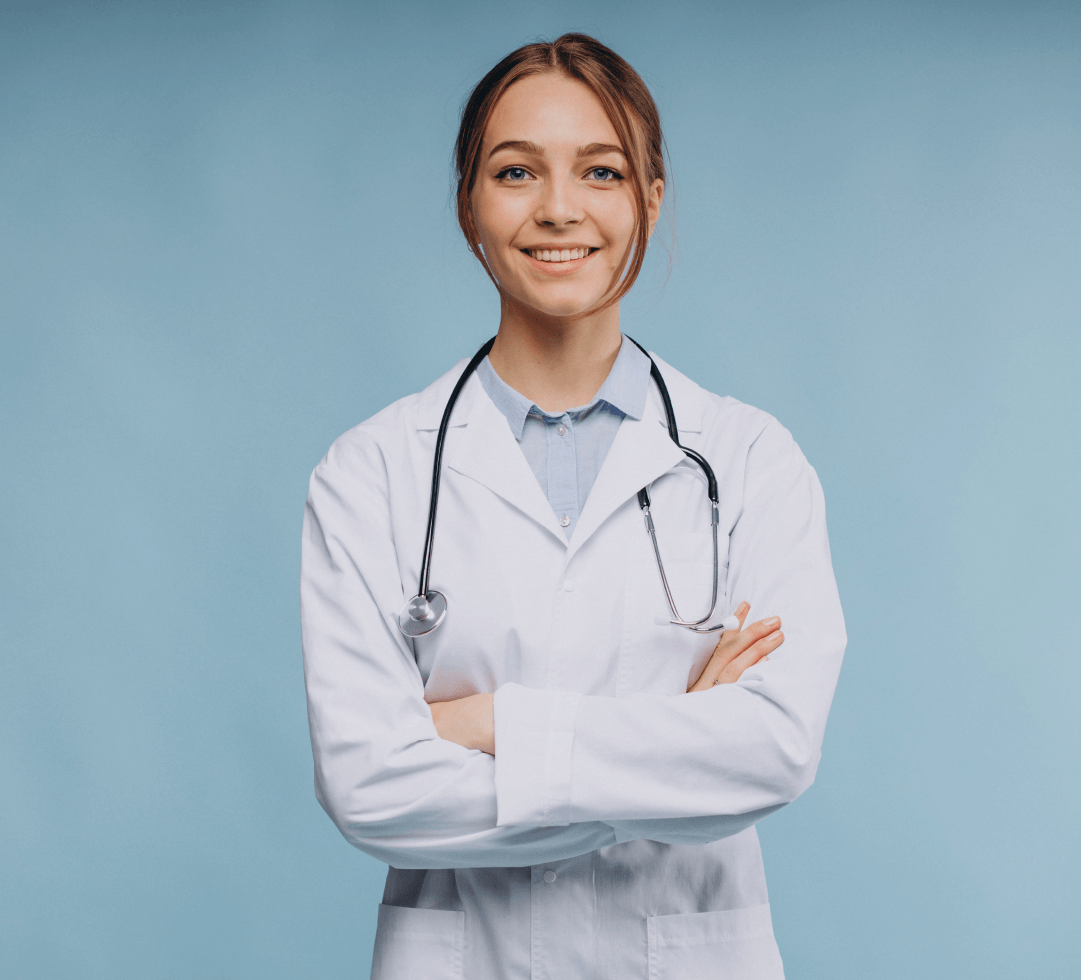 Medico com estetoscópio e jaleco sorrindo com os braços cruzados