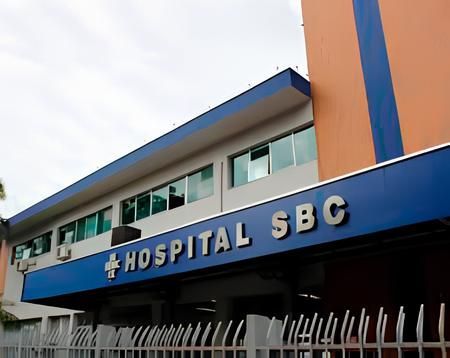 Um grande edifício com uma placa que diz notre dame intermedica hospital e maternidade notrecare abc.