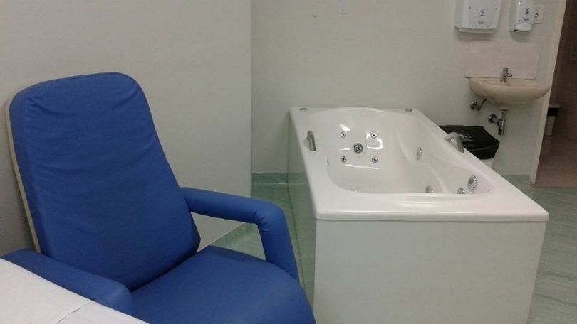 banheira em hospital com poltrona azul