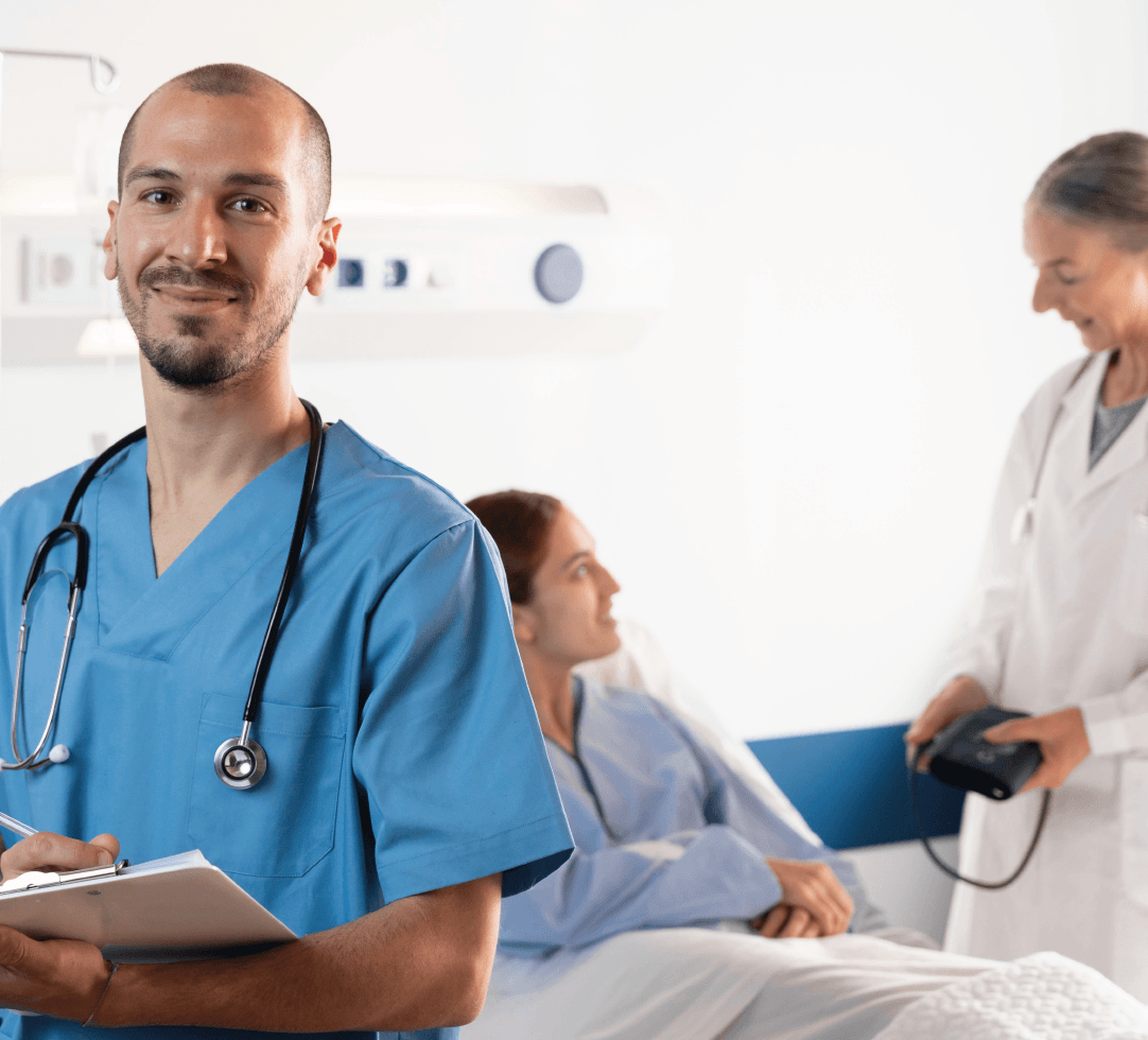 Equipe médica conversando com paciente em ambiente hospitalar, representando planos de saúde.