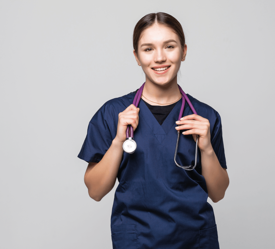 Medico com estetoscópio e jaleco sorrindo com os braços cruzados