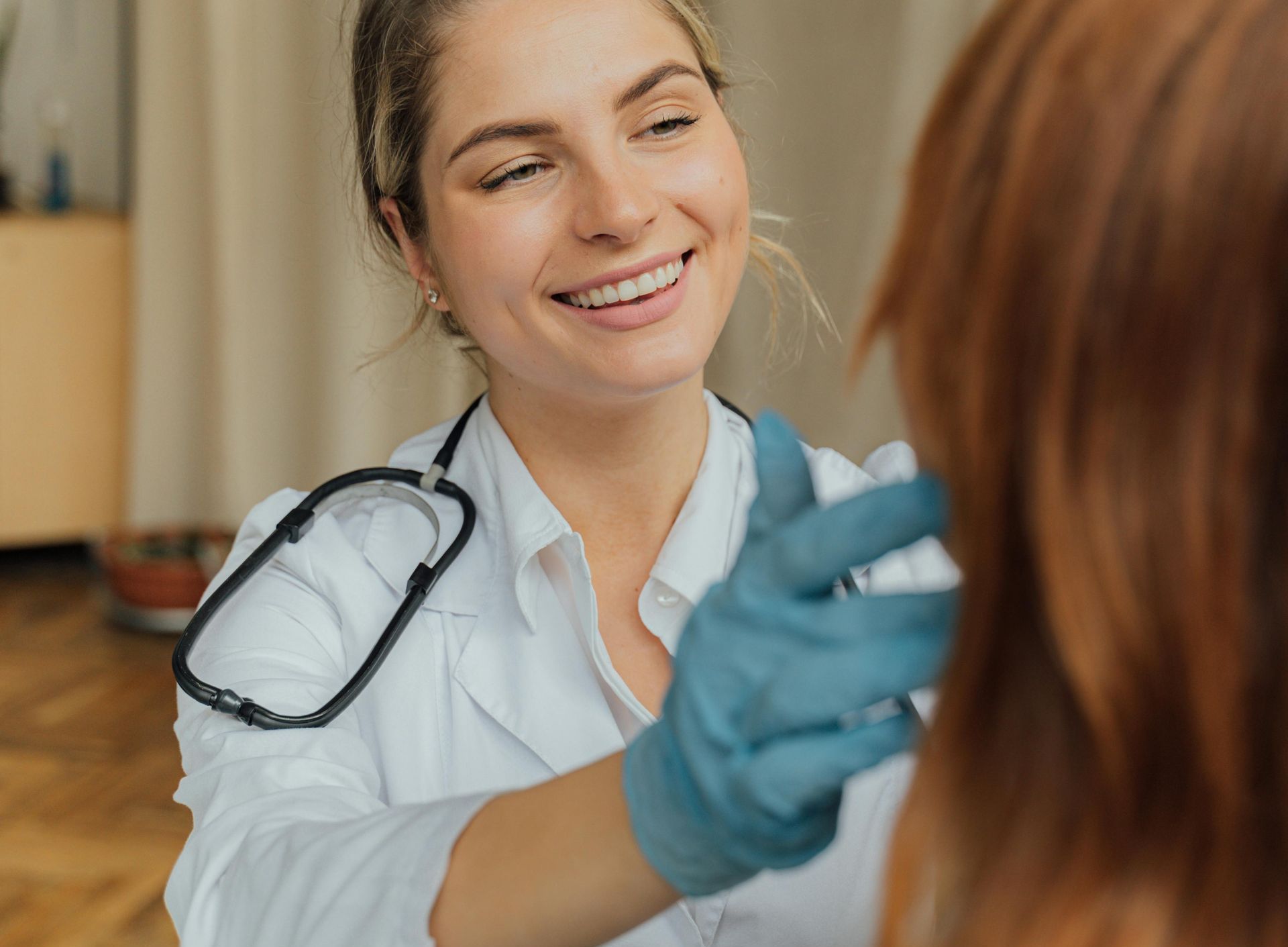 Médico cuidando do paciente