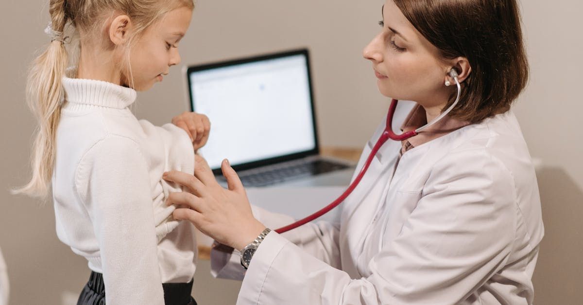 pediatra usando estetoscopio em garotinha