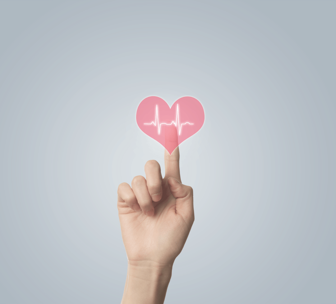 mão clicando em coração com eletrocardiograma no centro