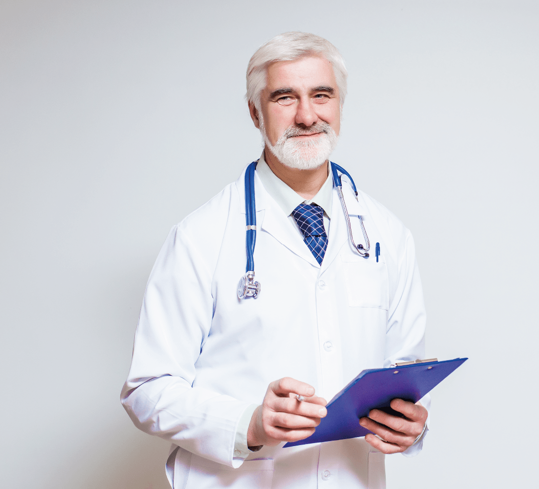 Medico com estetoscópio e jaleco sorrindo com prancheta