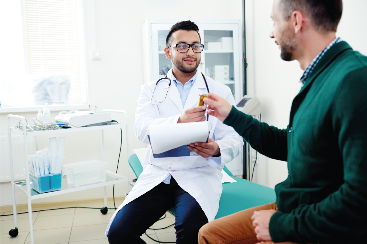 Médico com pacientes