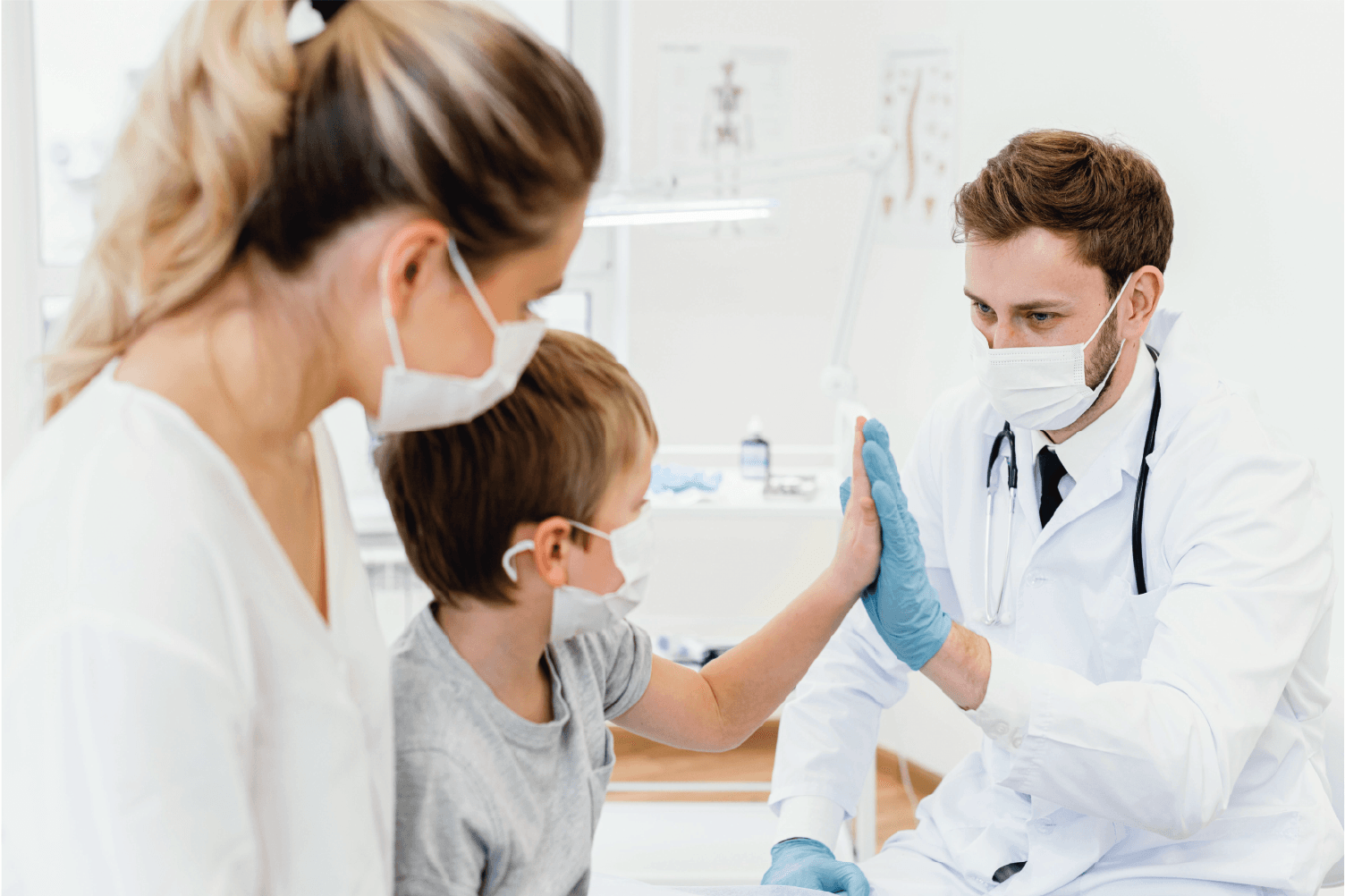 Médico com pacientes