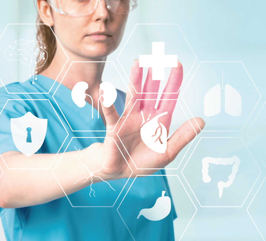 médica mexendo em tela tecnologica com ícones de saúde