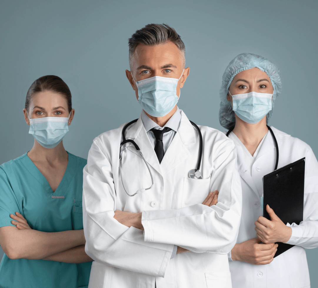 medicos sérios com mascaras e braços cruzados