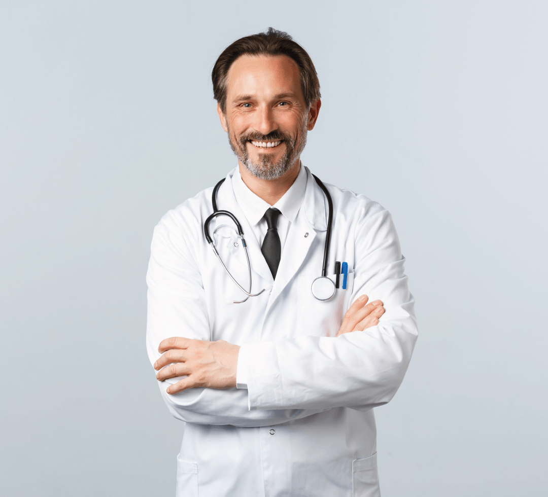 Medico com estetoscópio e jaleco sorrindo