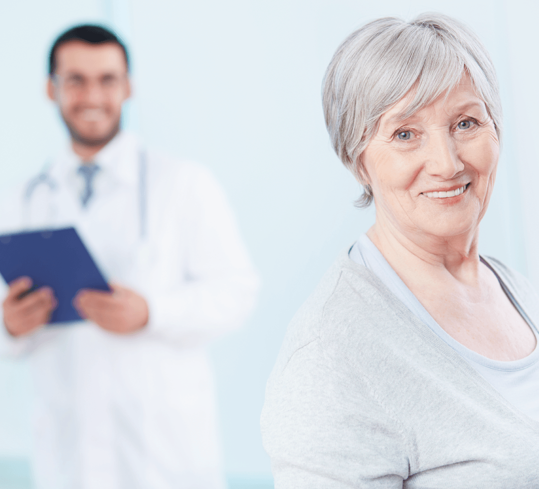 idosa com medico sorrindo atrás