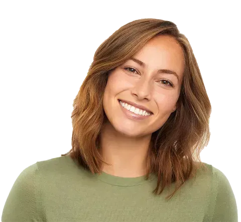 Mulher loira sorrindo usando uma blusa de cor verde.