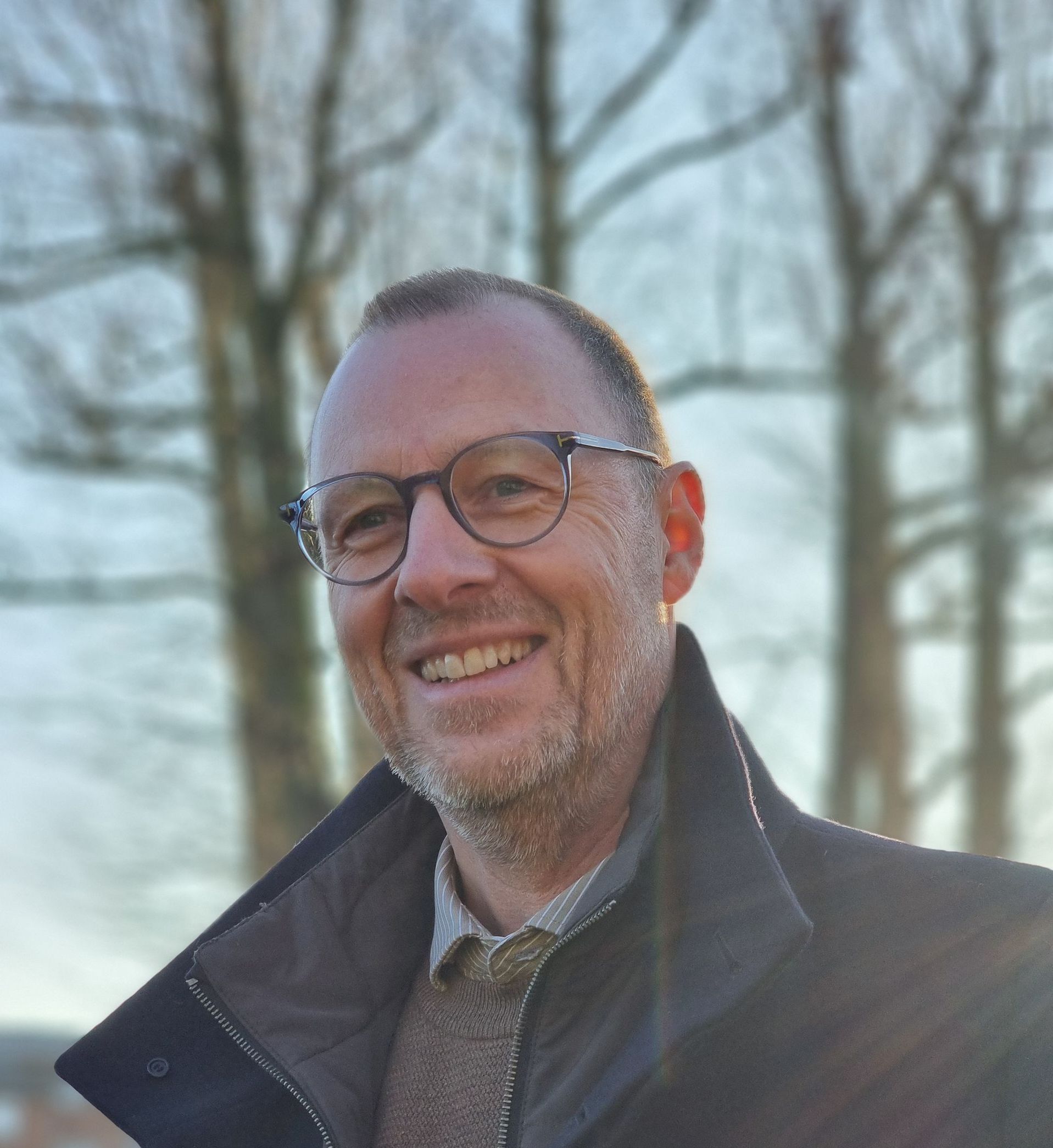 Cadenco er stiftet af Jesper Molin, der de seneste ca. 20 år har arbejdet i forskellige konsulentvirksomheder og som derfor har opbygget et solidt netværk blandt de bedste konsulenter i Danmark og EU.
