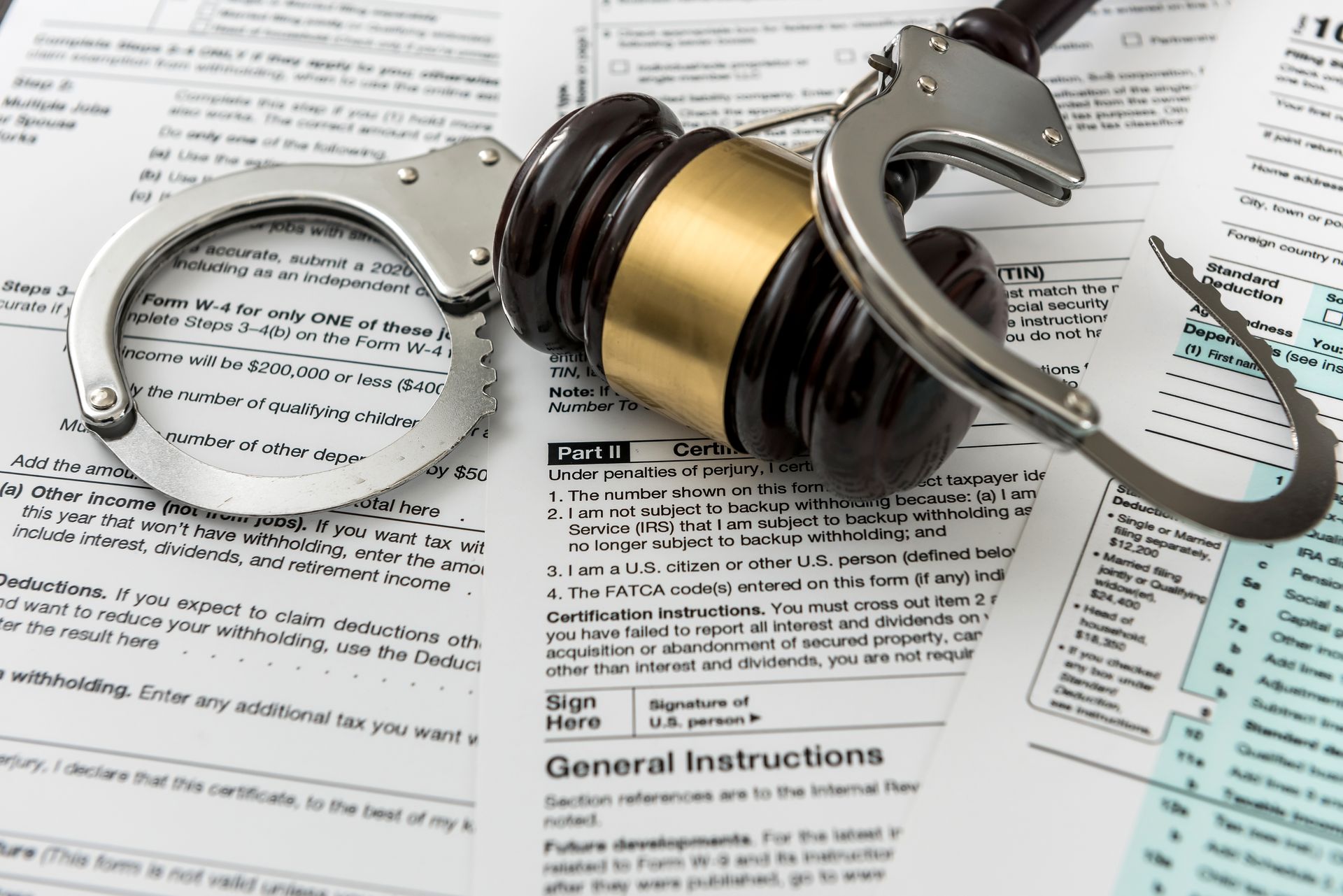 A book titled criminal law is sitting on a table next to a judge 's gavel and glasses.