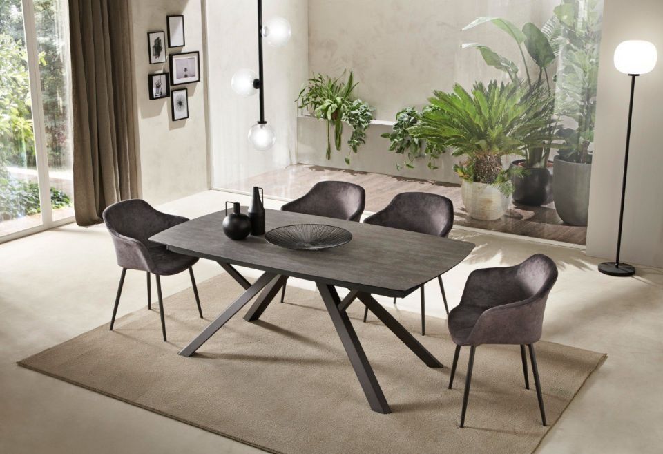 Tavolo con quattro gambe