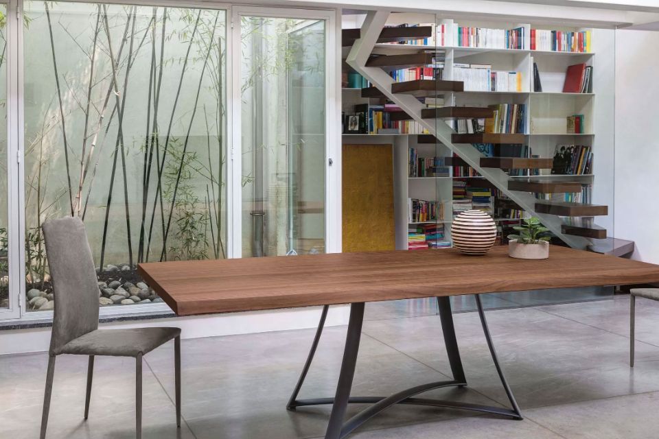 Tavolo moderno in legno