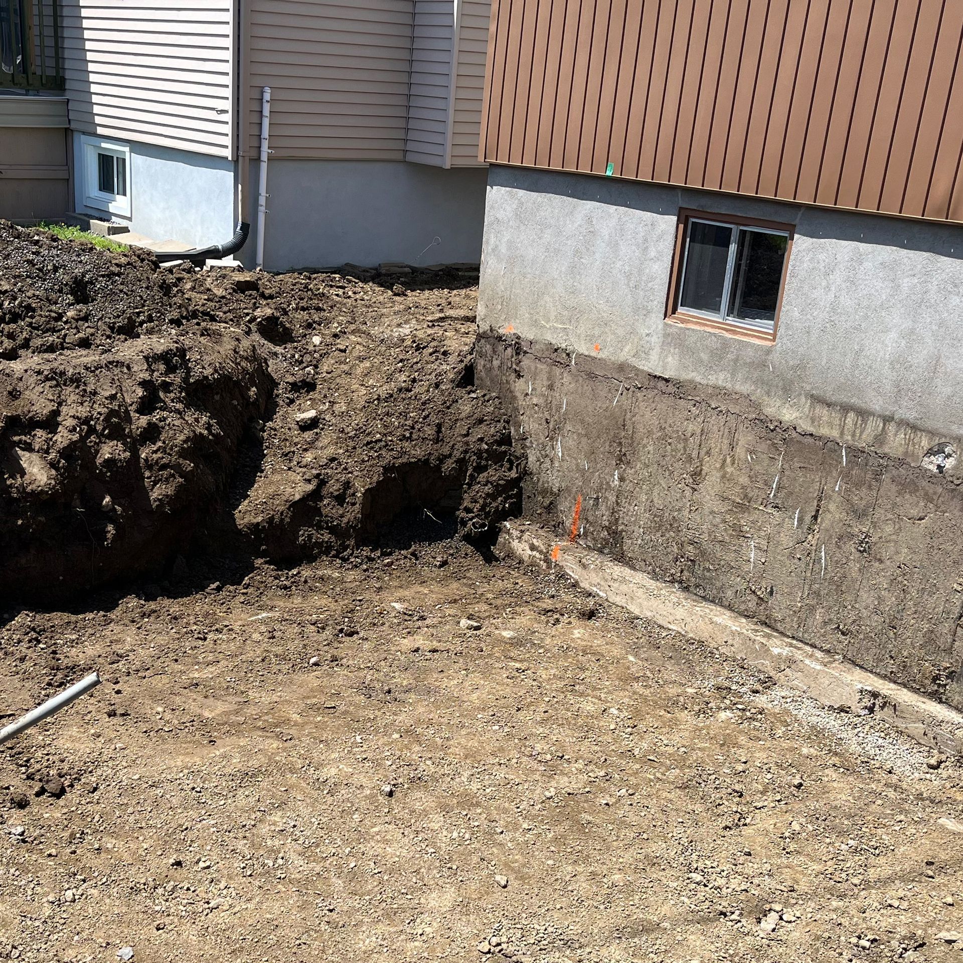 Grille d'aération de plancher en bois avec fentes horizontales, encastrée dans un plancher à grain de bois.