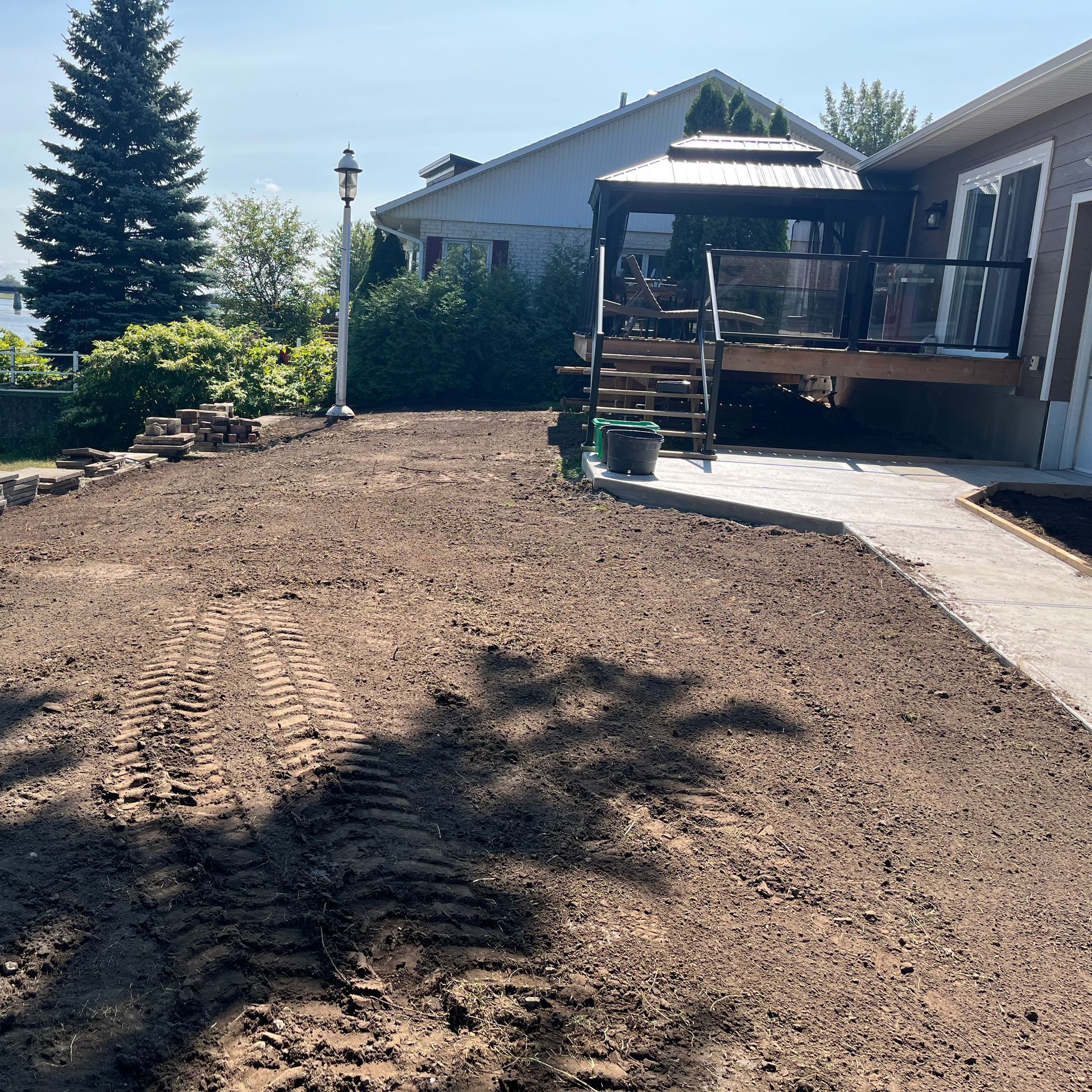 Parquet clair récemment installé dans une pièce avec une fenêtre, des murs non finis et un pied de biche rouge.