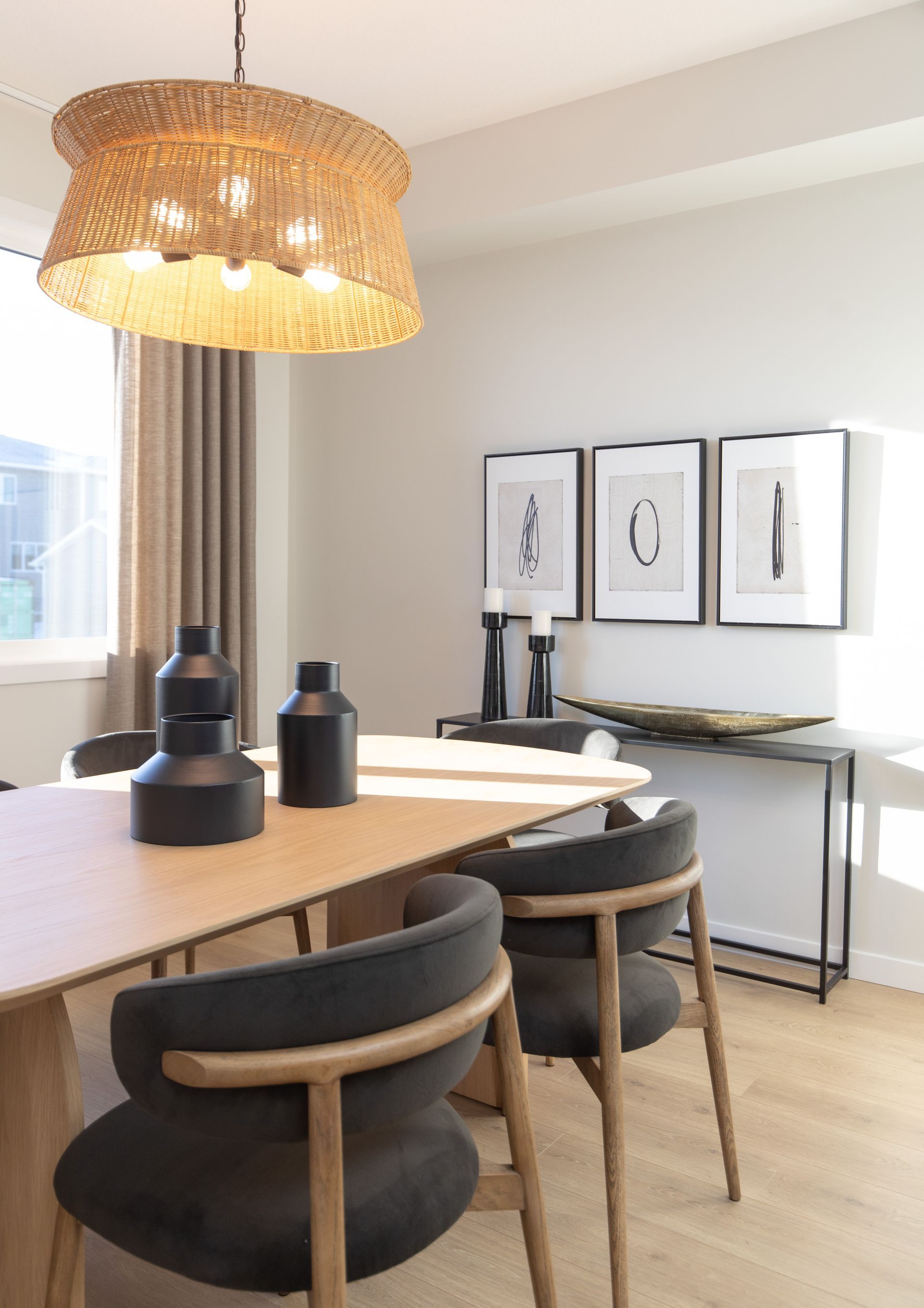 A dining room with a table and chairs and a chandelier hanging from the ceiling.