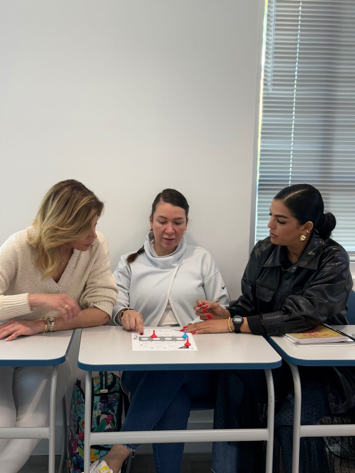 Estudiantes internacionales sonriendo y participando en una clase presencial en Lingua Language Center.