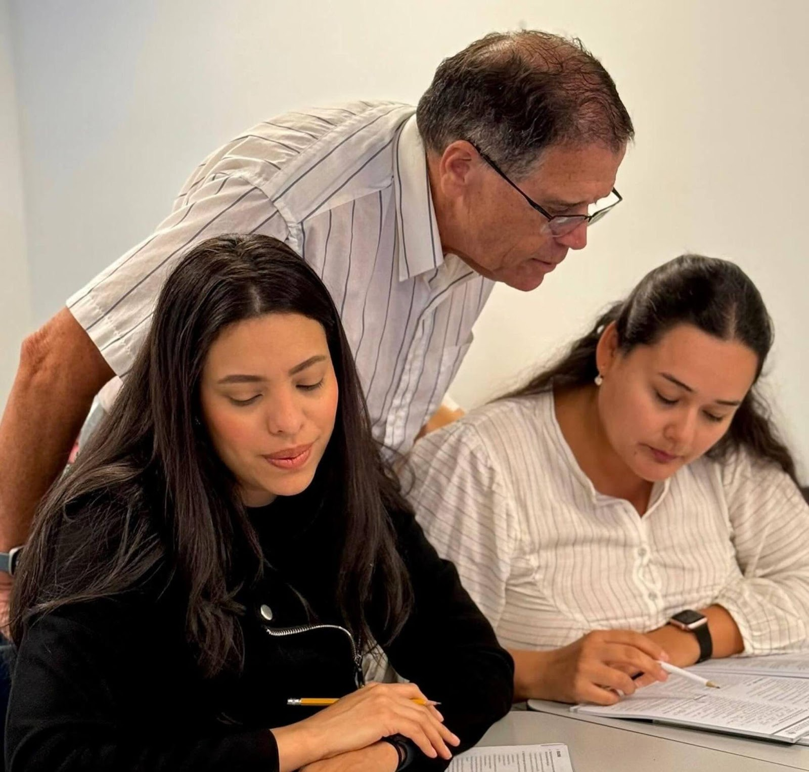 Un instructor de TOEFL revisando práctica de speaking con un estudiante