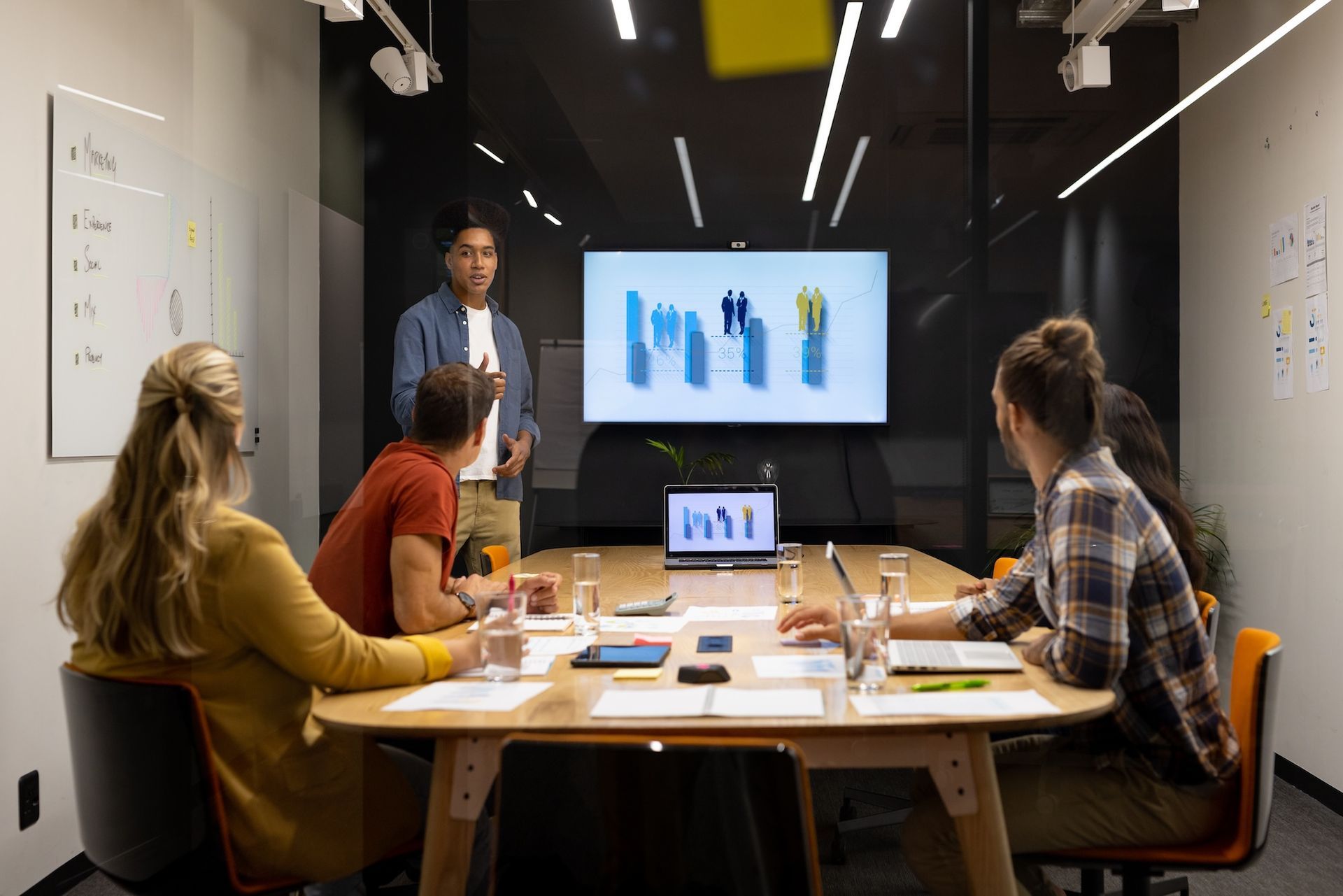 Una sesión de capacitación corporativa en inglés que apoya las habilidades de comunicación en el lugar de trabajo