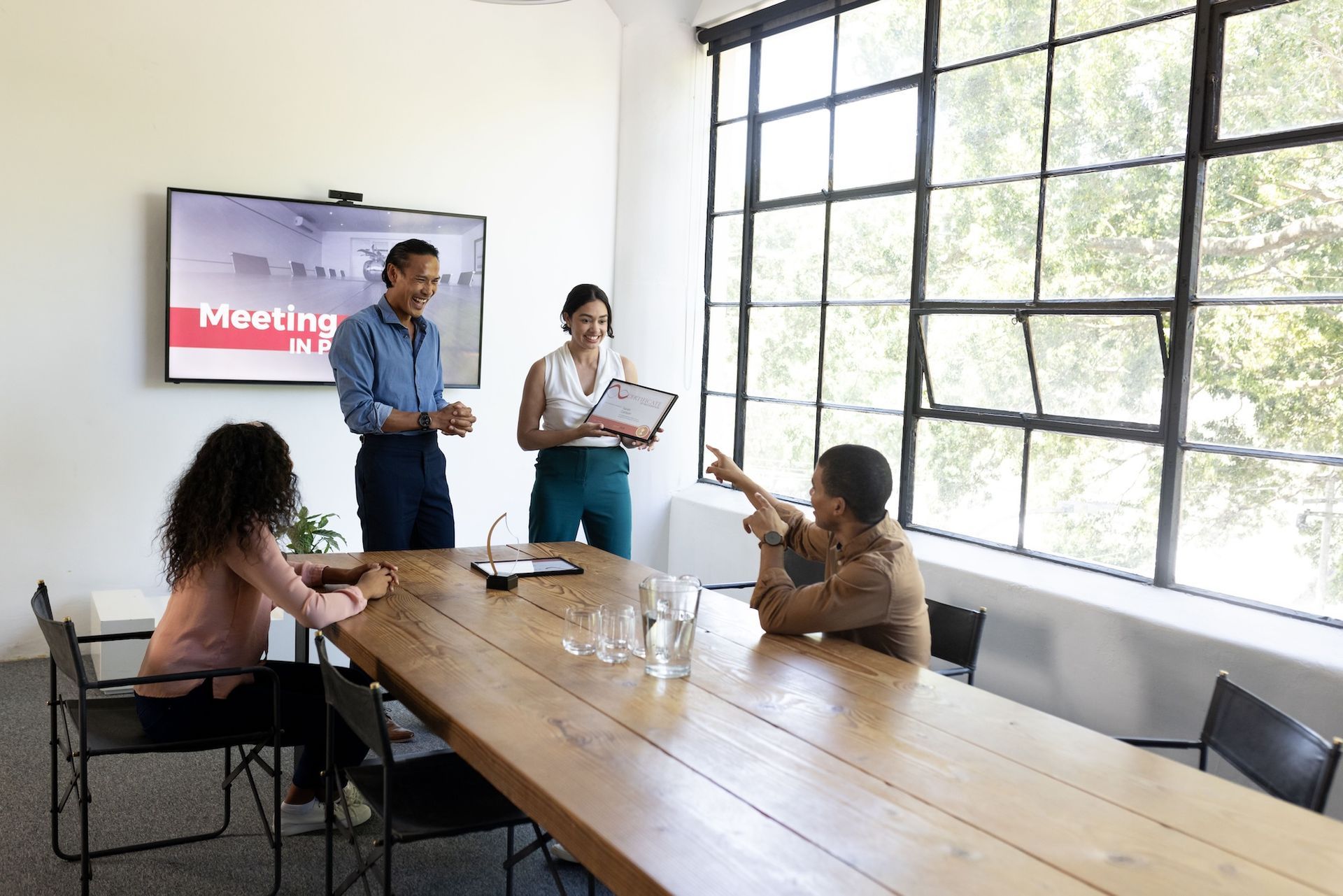 Un grupo de empleados mejorando sus habilidades en inglés a través de capacitación corporativa enfocada en la industria