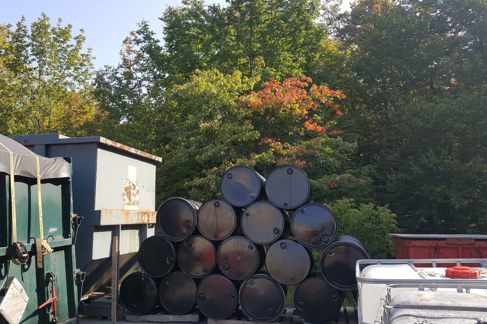 Un tas de barils sont empilés les uns sur les autres