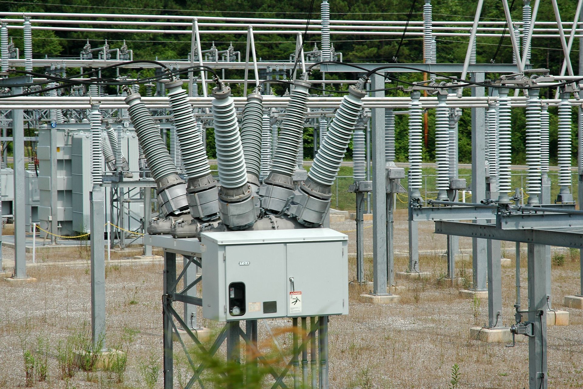 Un tas d'équipements électriques est posé dans un champ