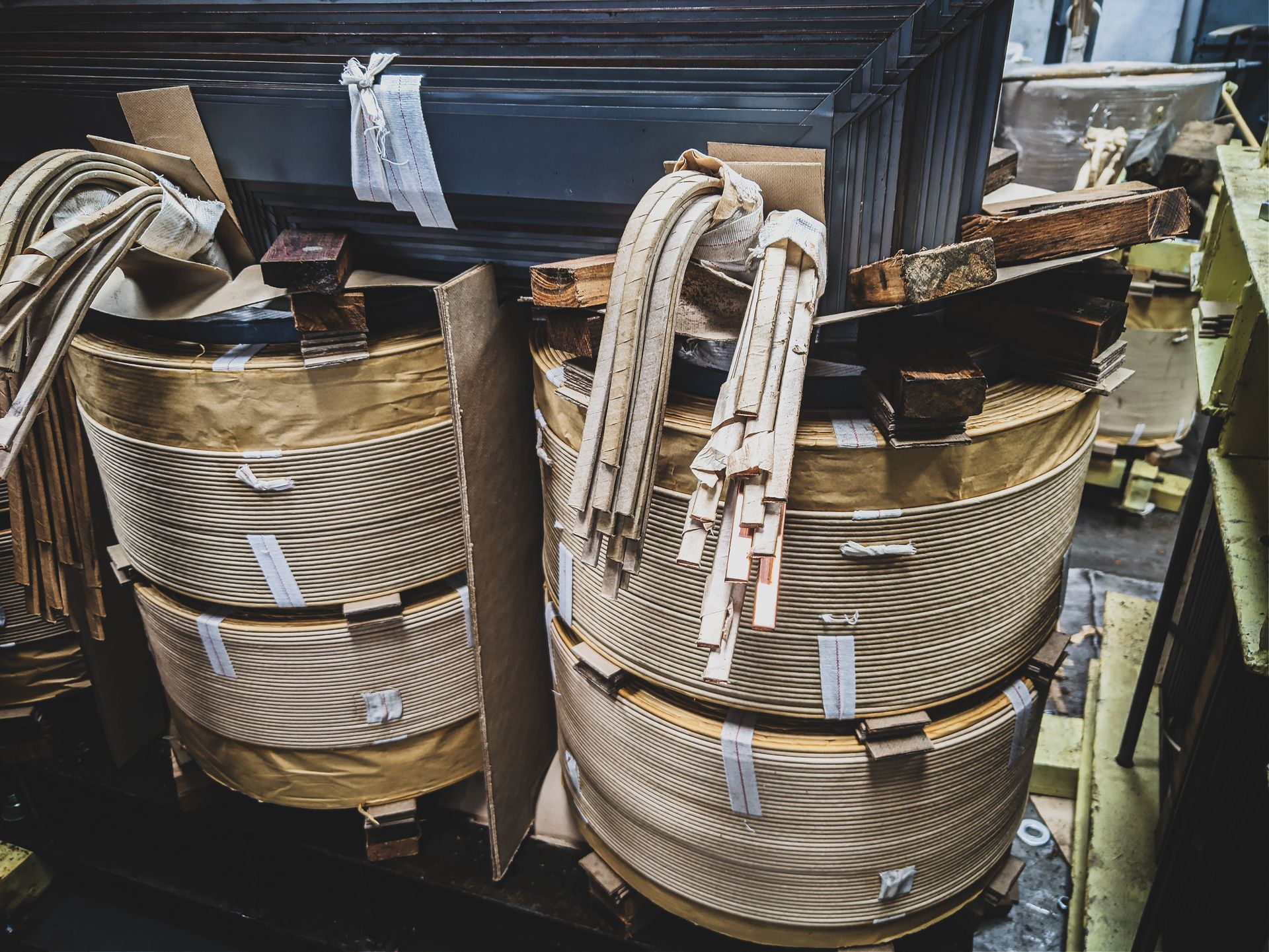 Deux transformateurs sont empilés l'un sur l'autre dans une pièce.