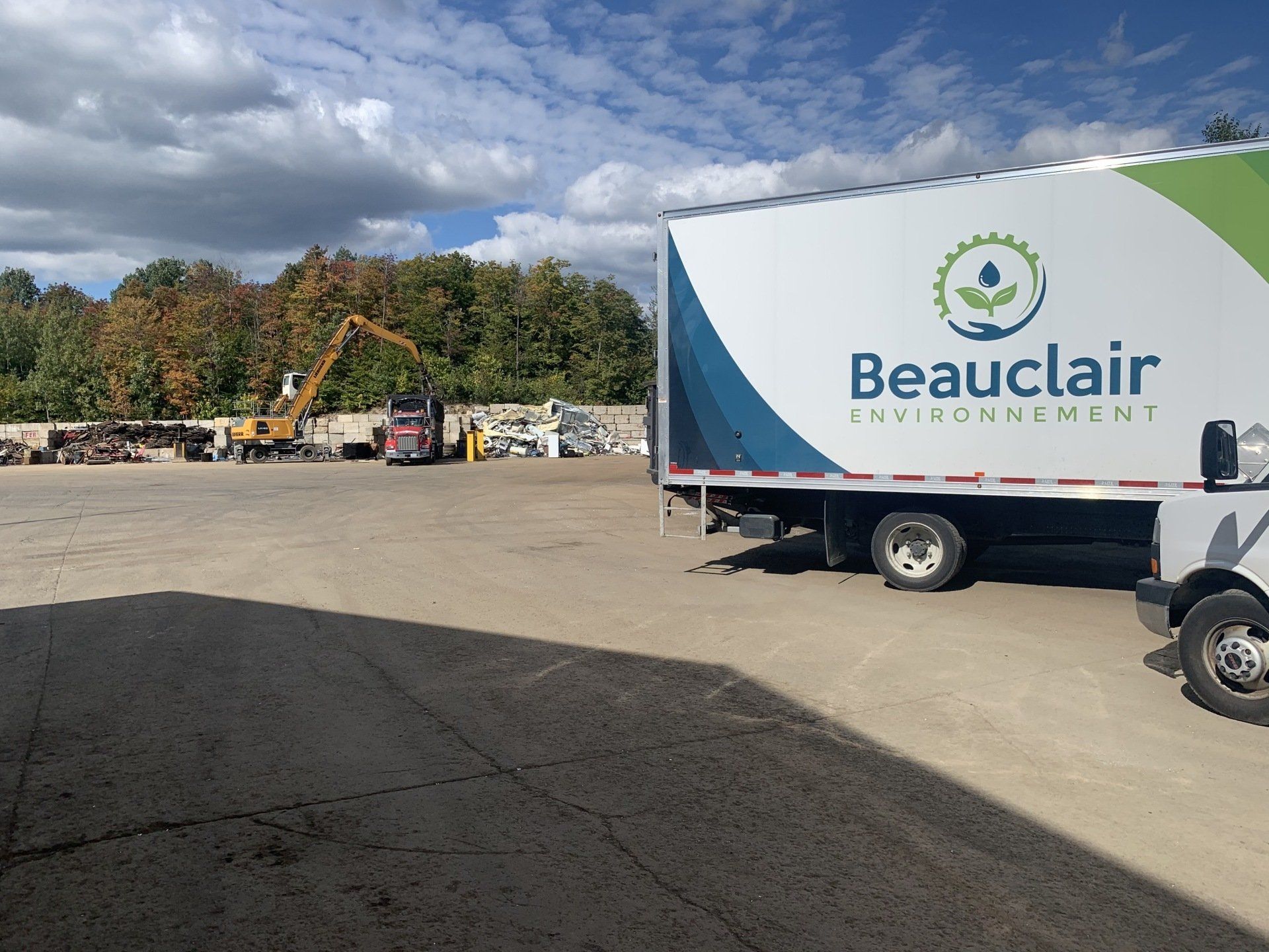 Un camion Beauclair est garé dans un parking.