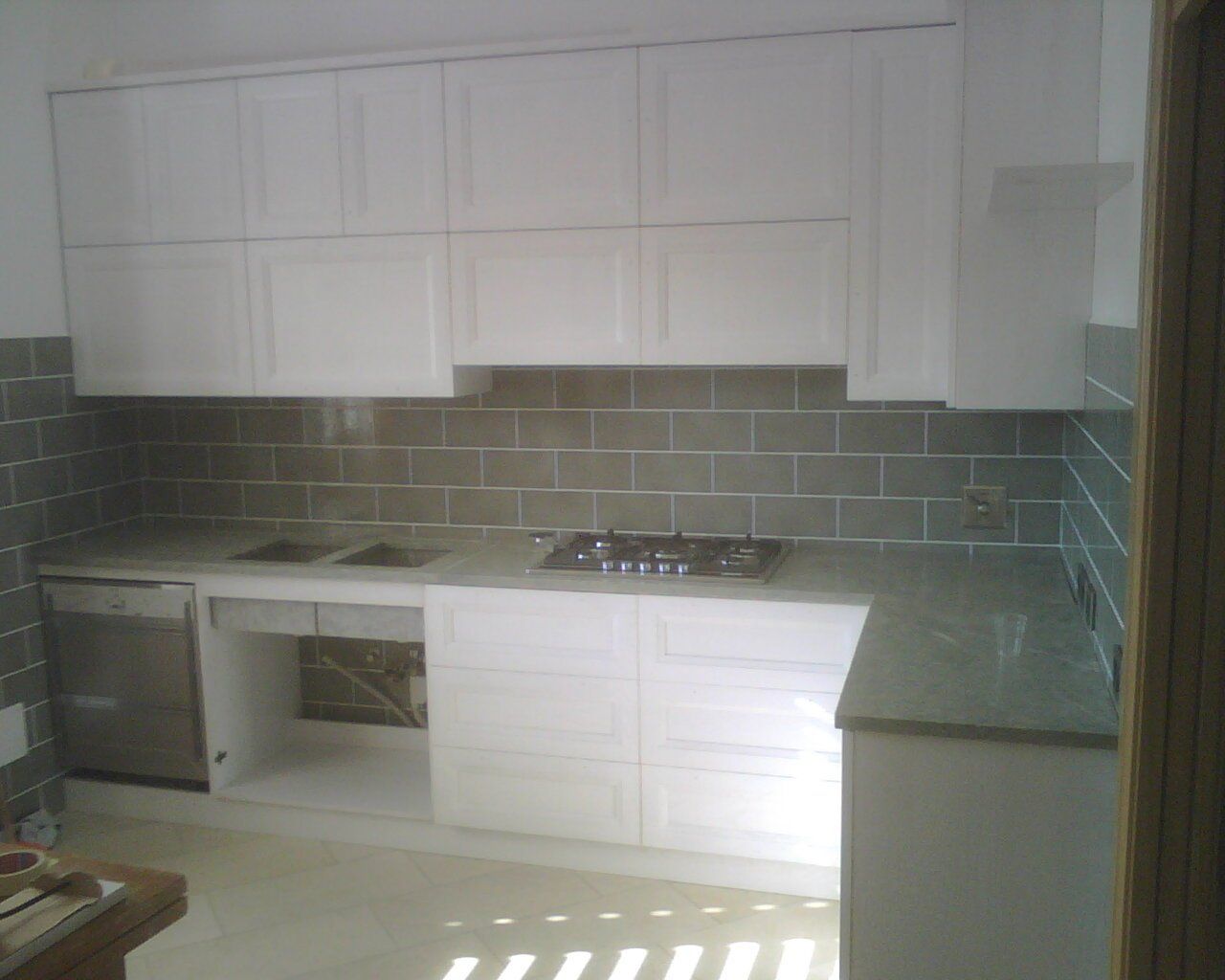 posa di cucine in finta muratura