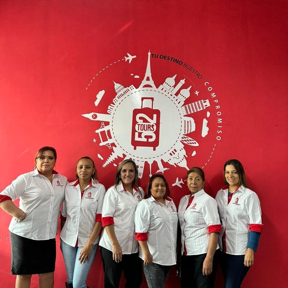 Seis personas con camisas blancas posan frente a una pared roja con un gran logotipo de “CENS”.