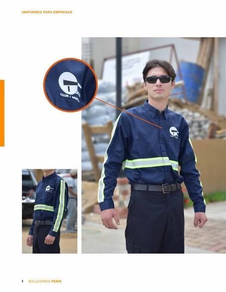 Una persona que viste un uniforme azul de manga larga con franjas reflectantes y un logotipo en el pecho, de pie al aire libre.