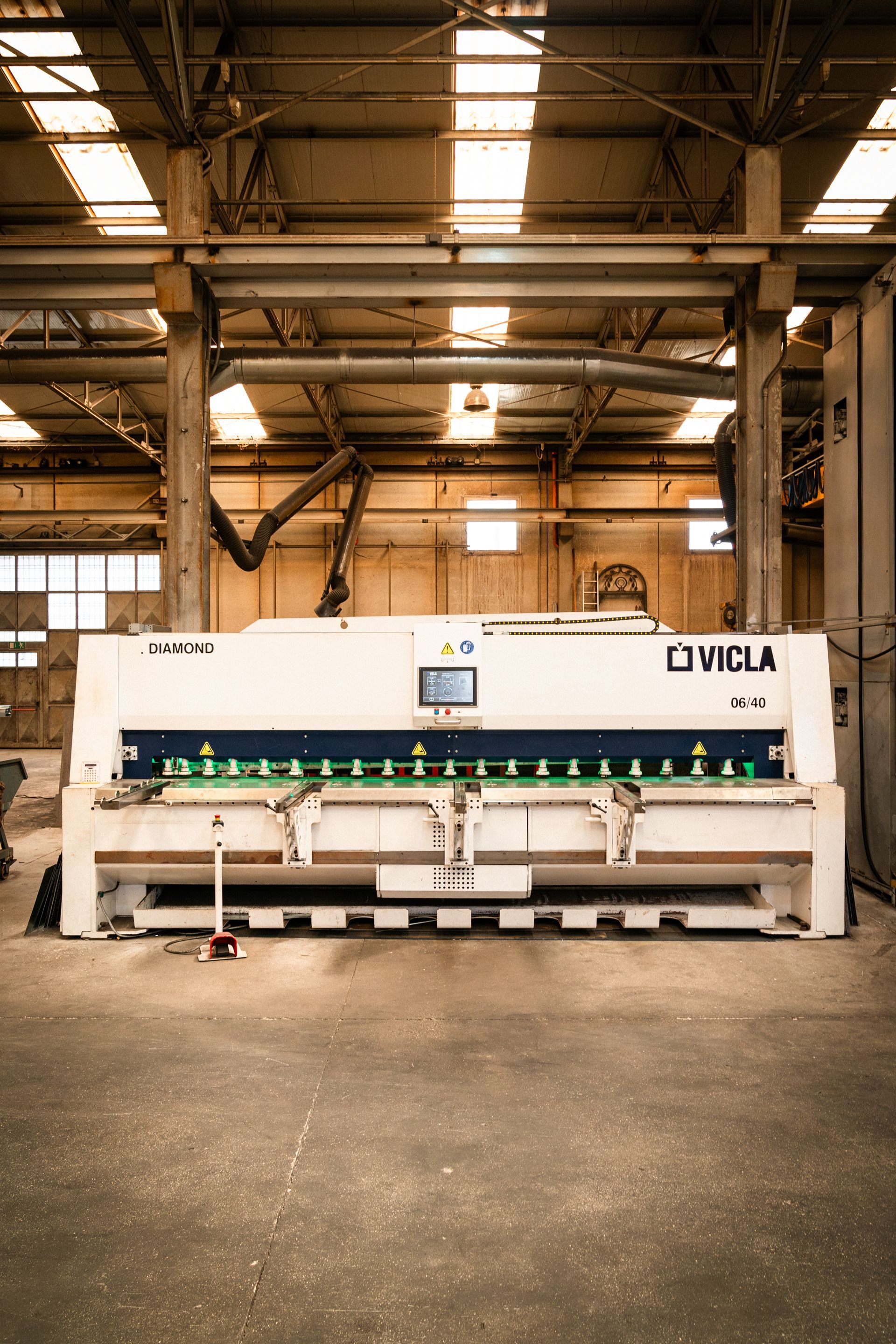 Grande macchina industriale bianca, modello 