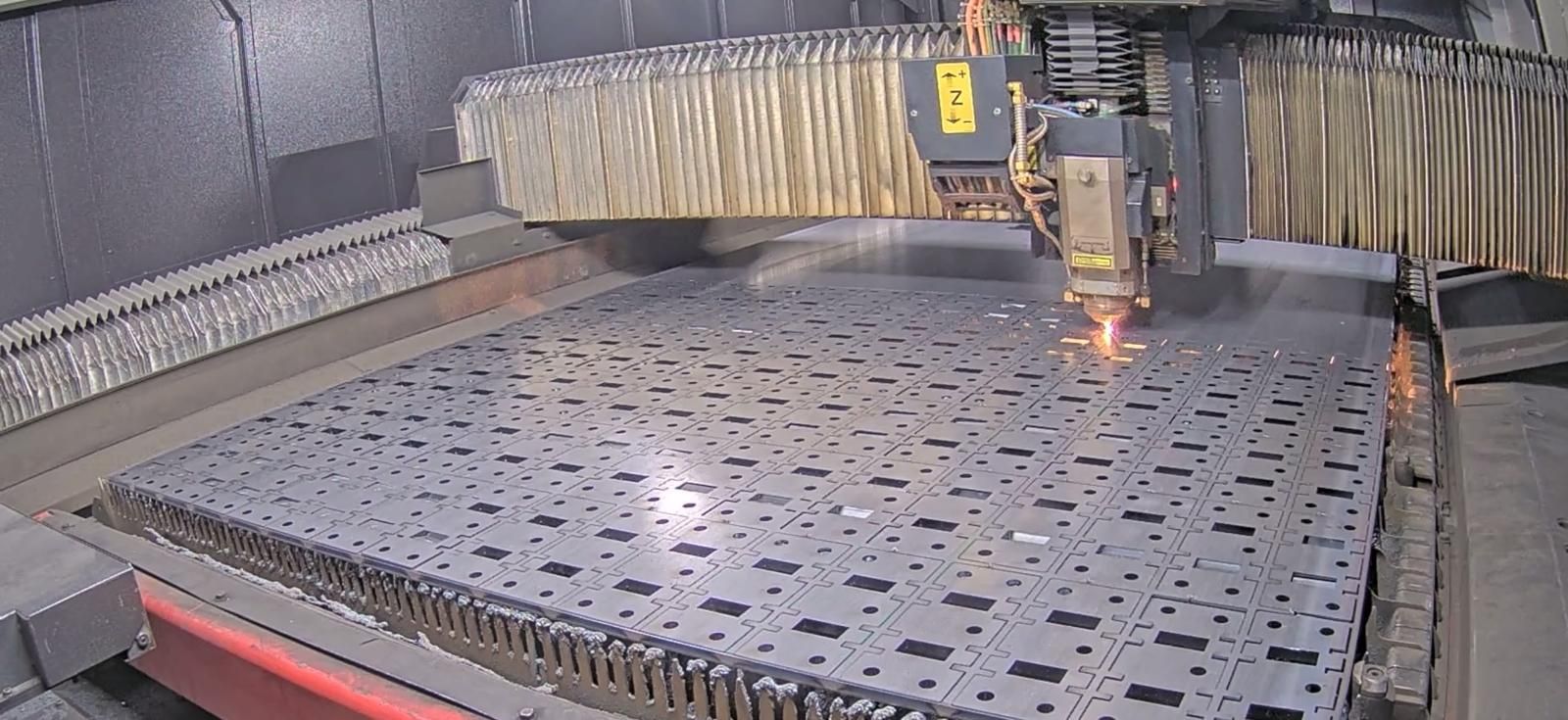 Macchina per il taglio laser che taglia una lamiera modellata in fabbrica.