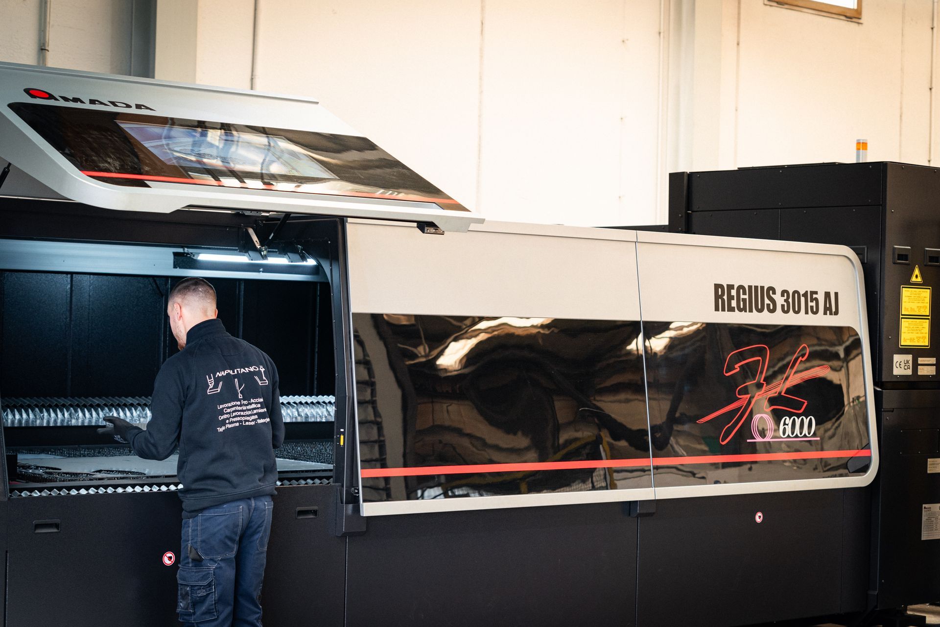 Uomo che utilizza una grande stampante industriale con l'etichetta 