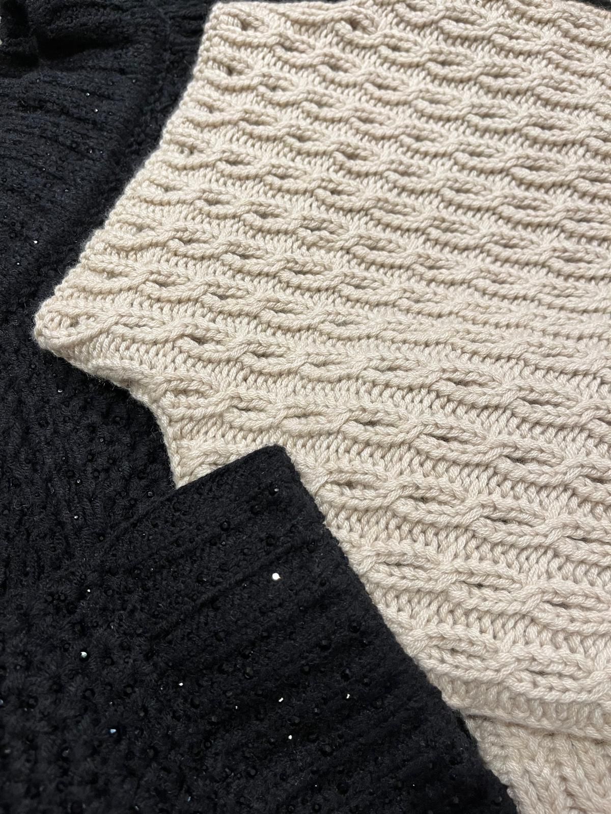 Un primo piano di una tenda con dei fiori sopra