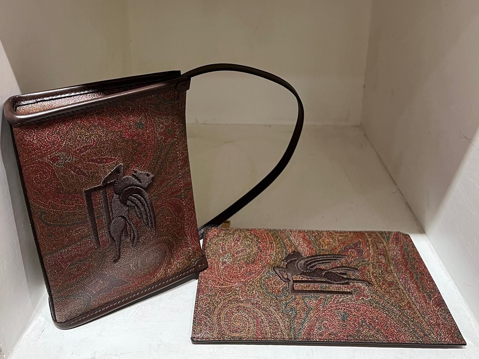 Un primo piano di un panno giallo con il disegno di un elefante sopra