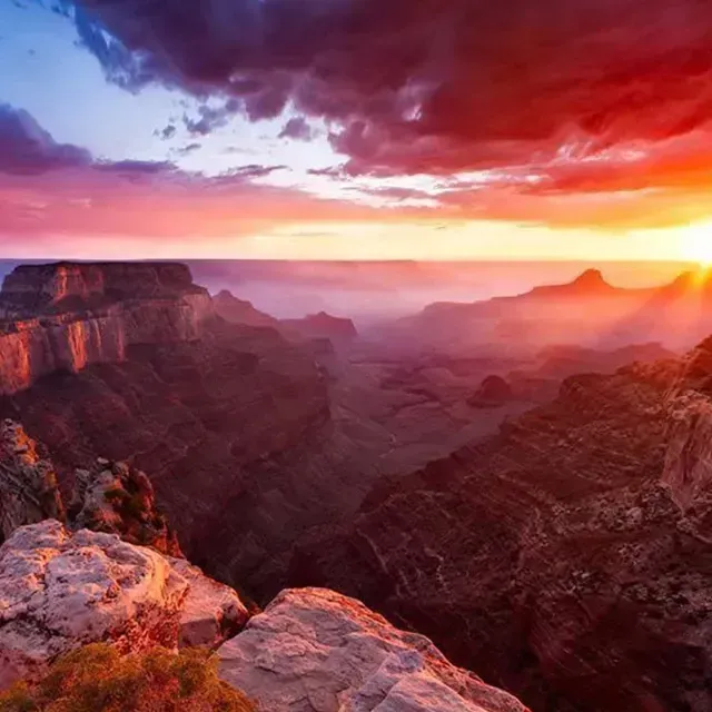 The sun is setting over the grand canyon.