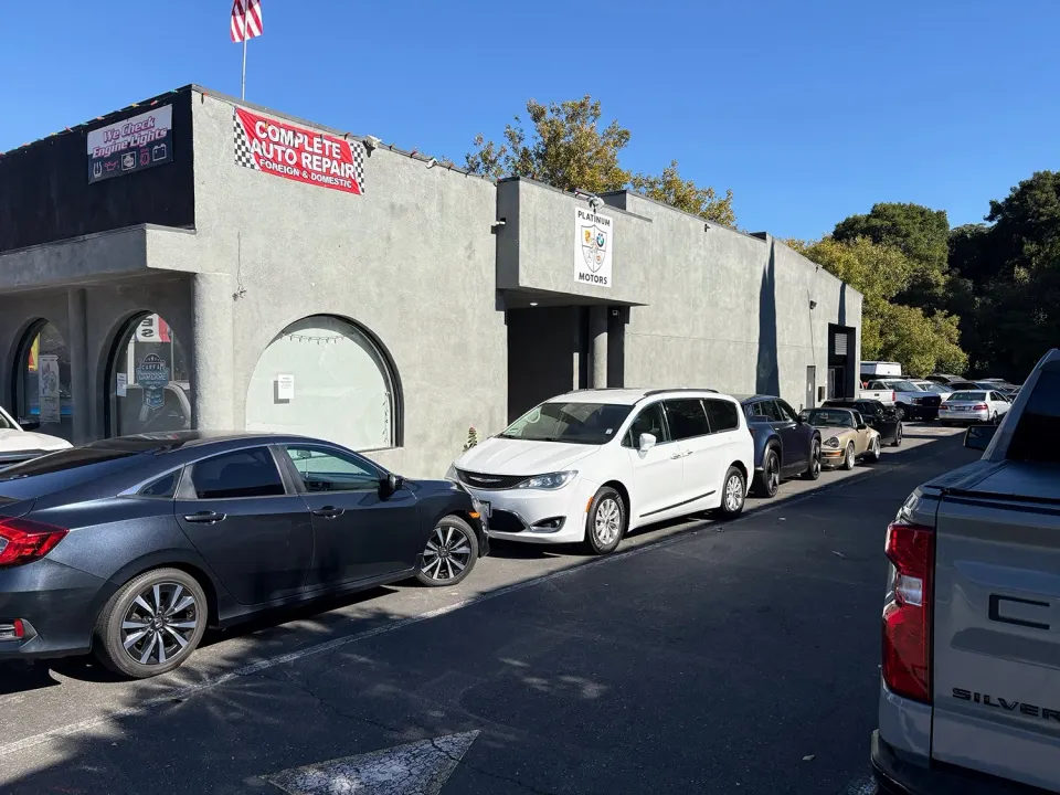 Outside of our Shop | Platinum Motors Martinez