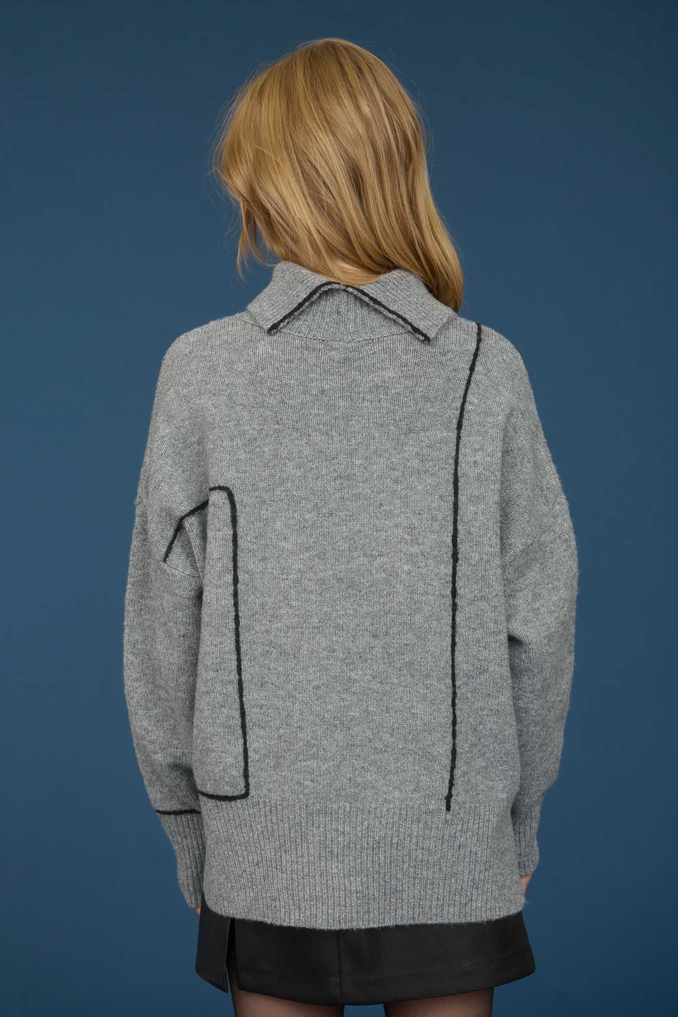 suéter  gris con linea negra