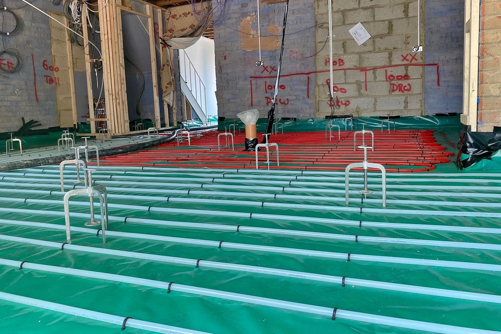 Preparing heated floor for liquid flow screed in Essex