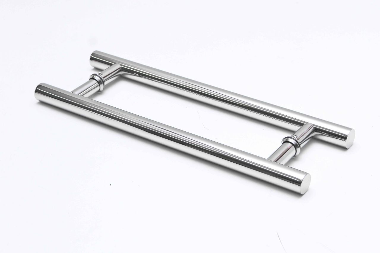 Puxador de porta em aço inoxidável com design de barra horizontal.